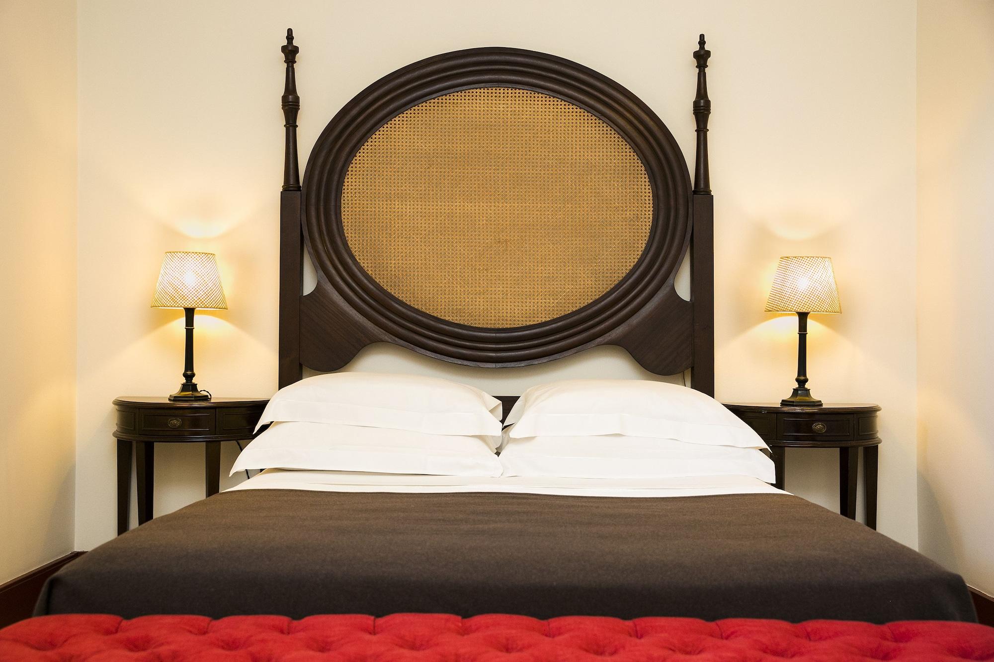 Pousada Mosteiro De Guimarães Exterior photo A bed with a headboard