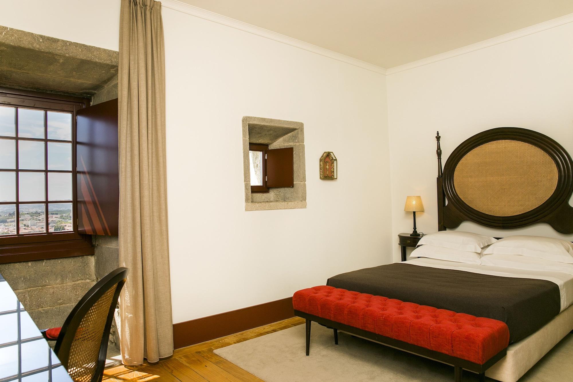 Pousada Mosteiro De Guimarães Exterior photo A room at the hotel