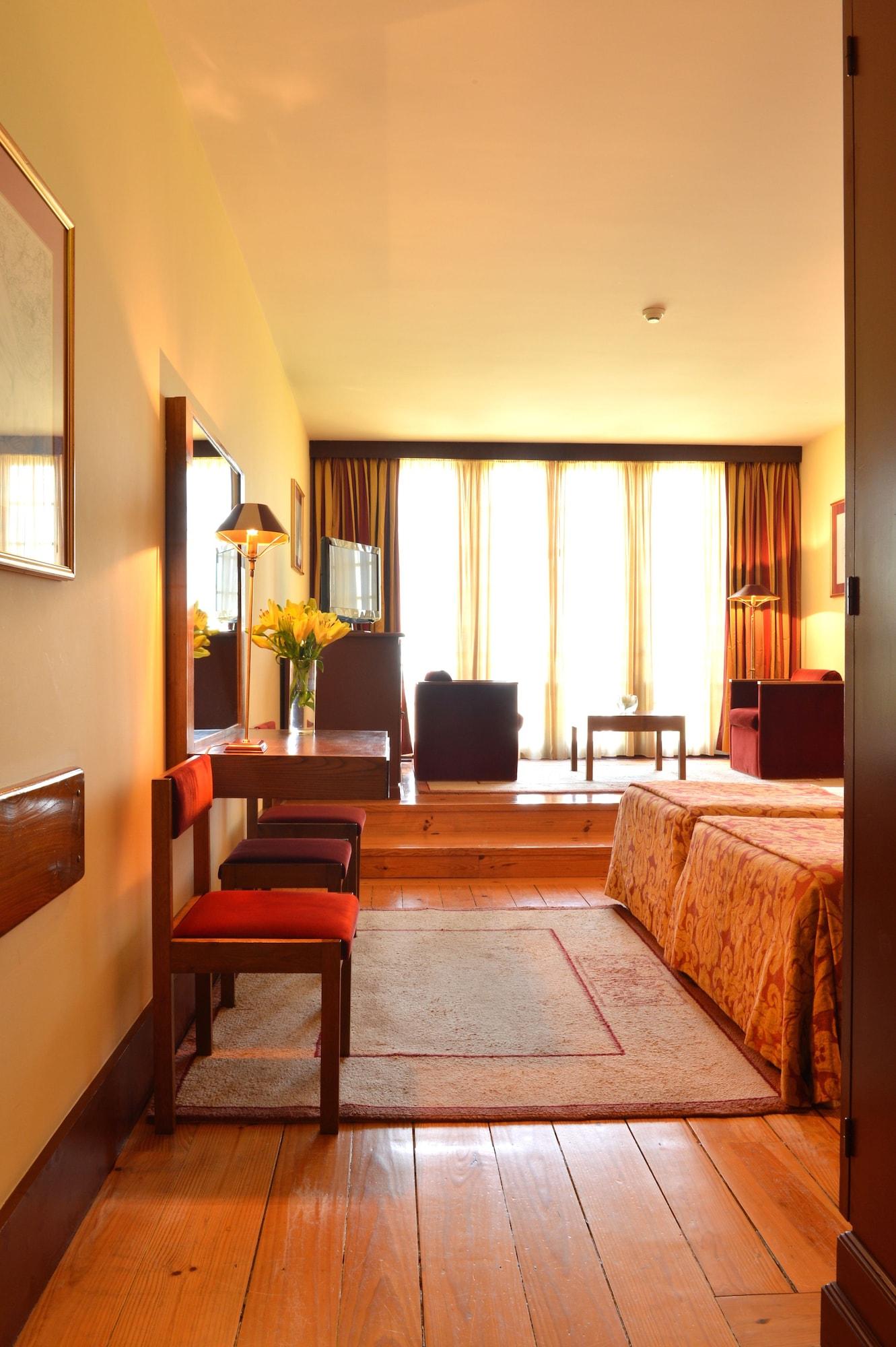 Pousada Mosteiro De Guimarães Exterior photo A room at the Hotel de la Ville