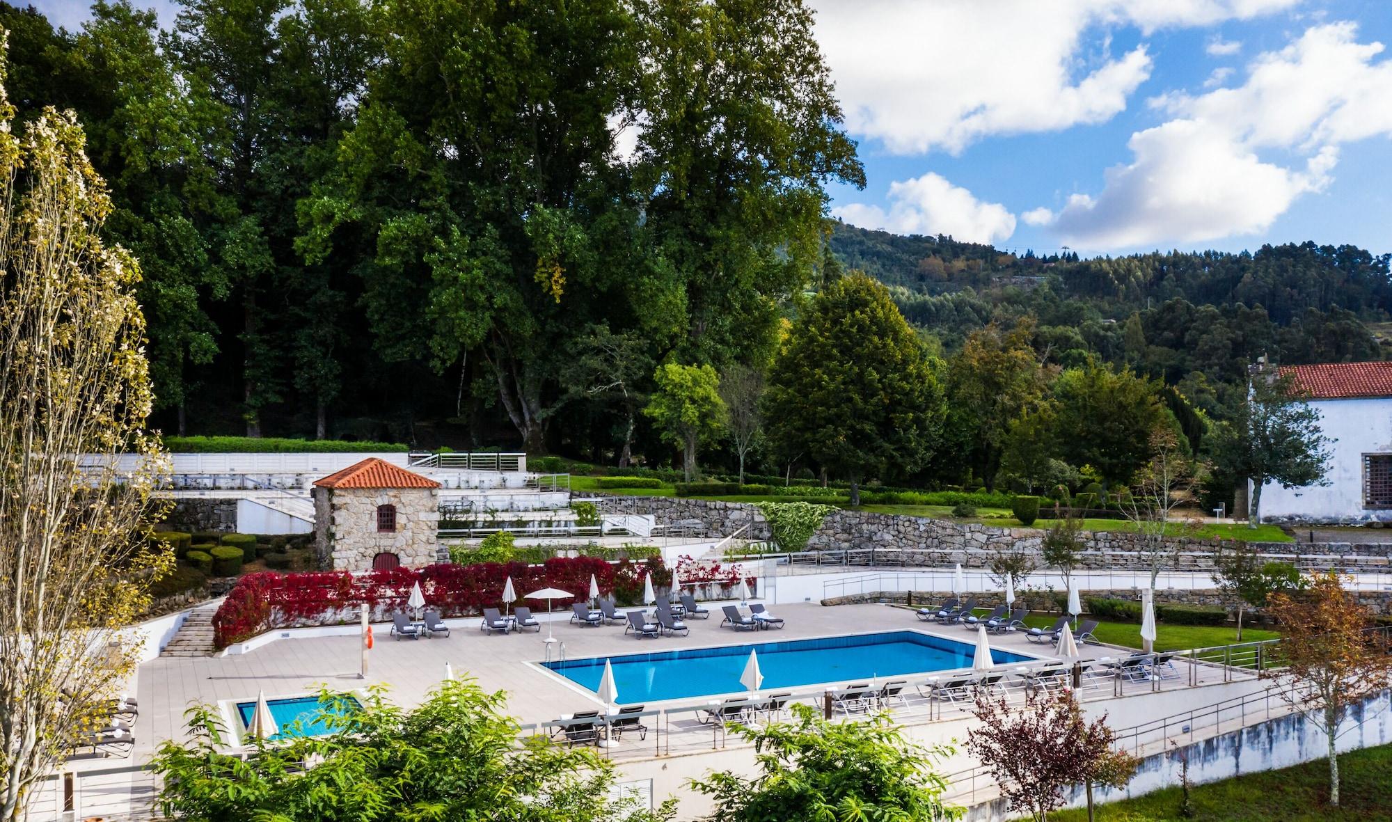 Pousada Mosteiro De Guimarães Exterior photo The swimming pool at the Pousada de Óbidos