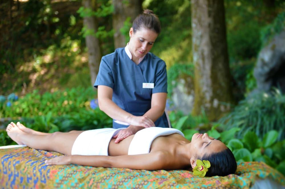 Pousada Mosteiro De Guimarães Exterior photo A massage therapist working on a client