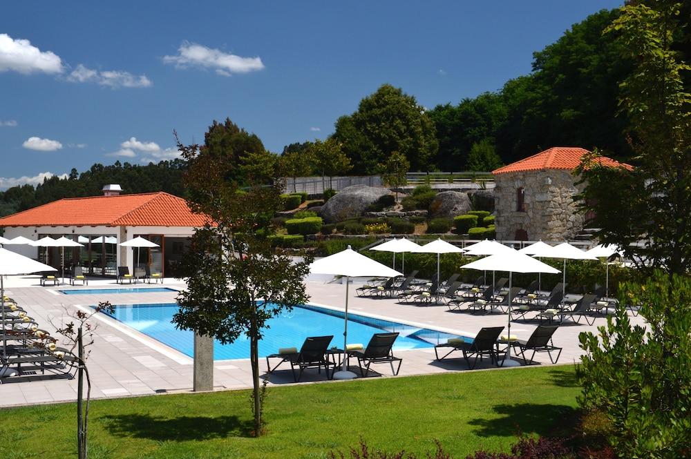 Pousada Mosteiro De Guimarães Exterior photo The swimming pool at the Pousada de Óbidos