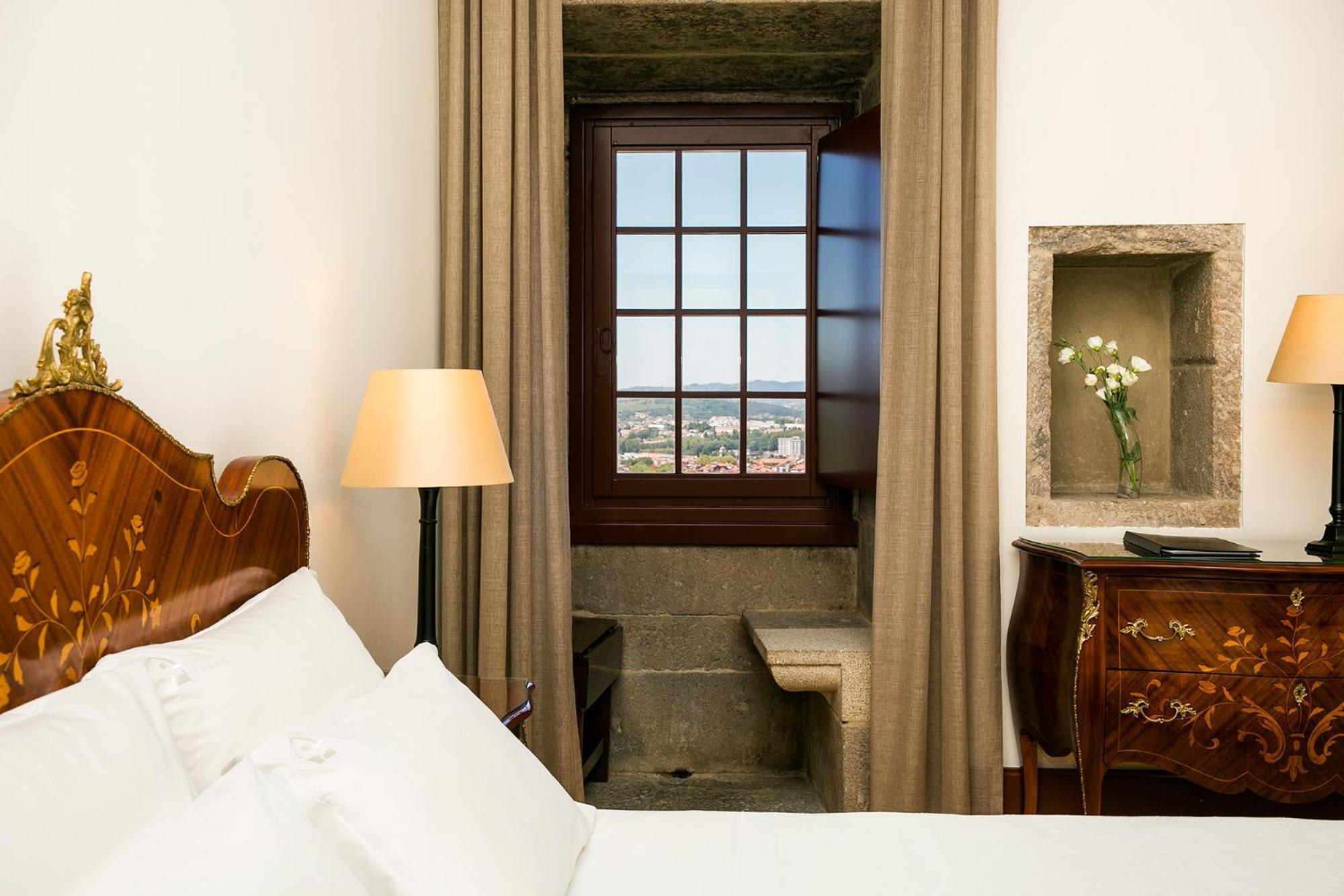 Pousada Mosteiro De Guimarães Exterior photo A room at the Hotel