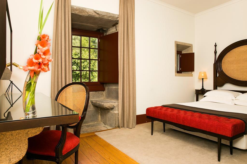 Pousada Mosteiro De Guimarães Exterior photo A room at the hotel