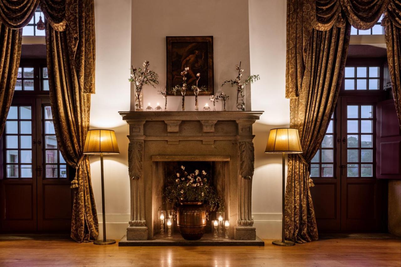 Pousada Mosteiro De Guimarães Exterior photo The fireplace in the ballroom